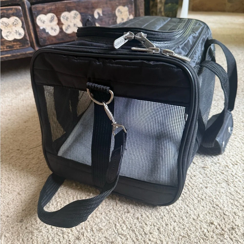 Original Deluxe Black Pet Carrier by Sherpa NWT